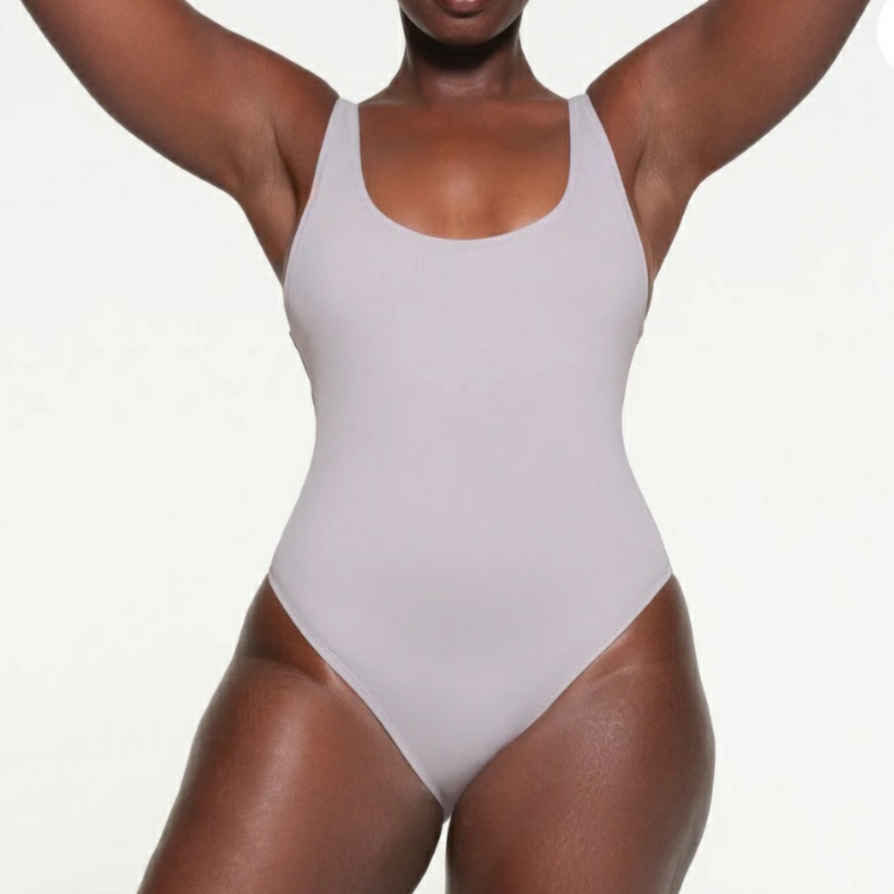 SKIMS Scoop neck one piece - chrome